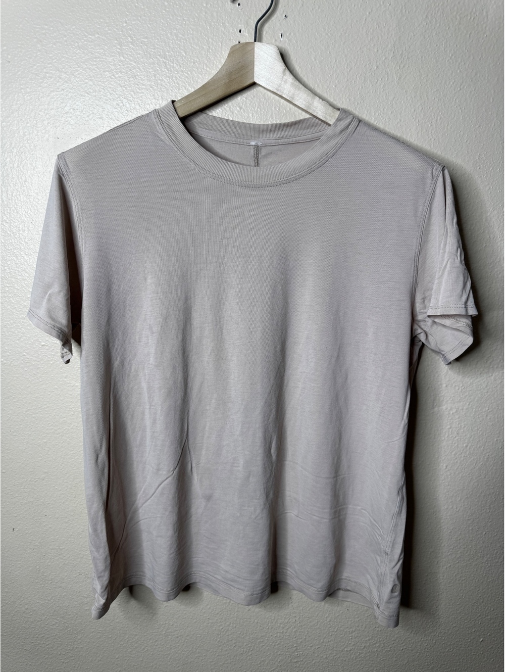 Lululemon Women’s 10 Short Sleeve Crew Neck T-Shirt Gray Beige Back Seam